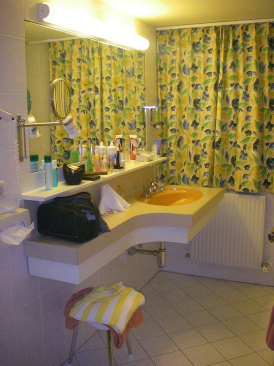 Badezimmer mit Dusche Hotel Alpin Spa Tuxerhof