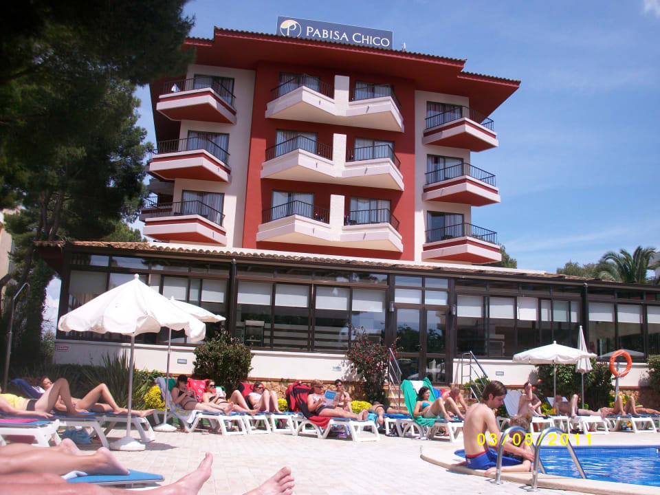 Schöne Außenansicht von der Poolanlage Hotel Pabisa Chico