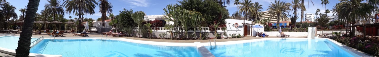 Poolpanorama HL Miraflor Suites Hotel