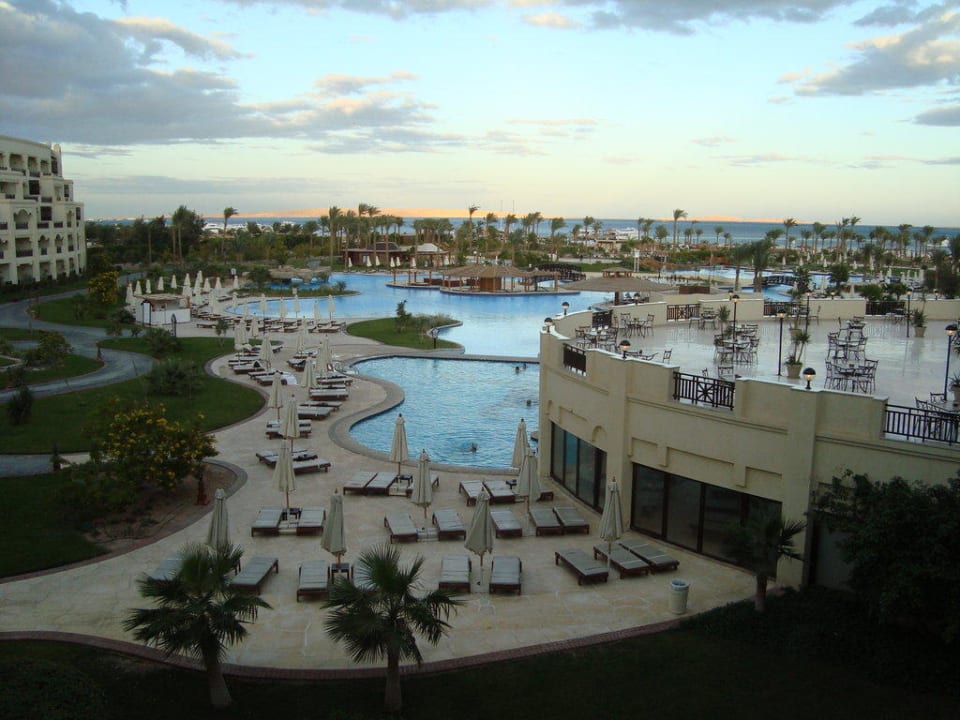 Blick auf den Pool, Garten und das Meer von der Zimmerterras Steigenberger ALDAU Beach Hotel