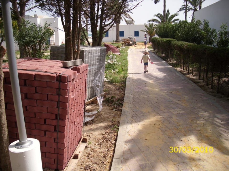 Baumaterial am Gehweg Royal Lido Resort & Spa