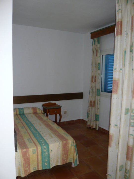 Einzelbett im Appartement Cala Llenya Resort Ibiza