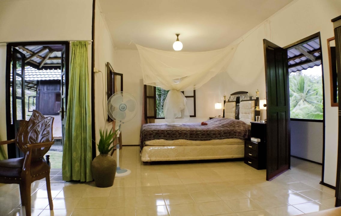 Superior Cottage C1 double bed Bentenan Beach Resort