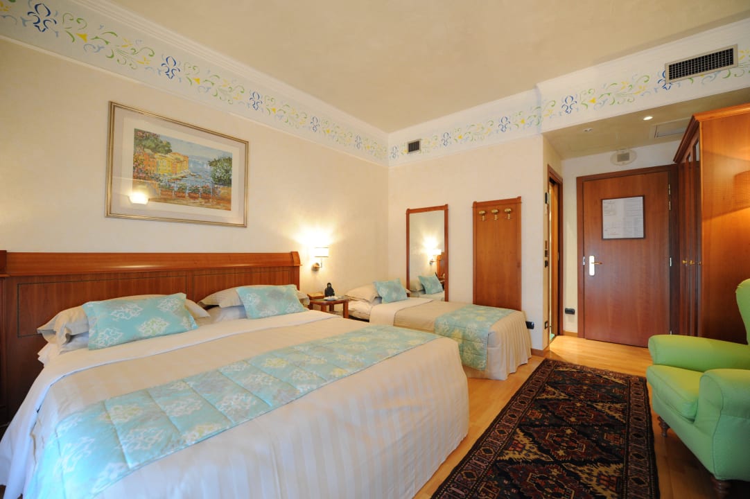 Spaziosa camera a tre letti con ampio box doccia Hotel Firenze