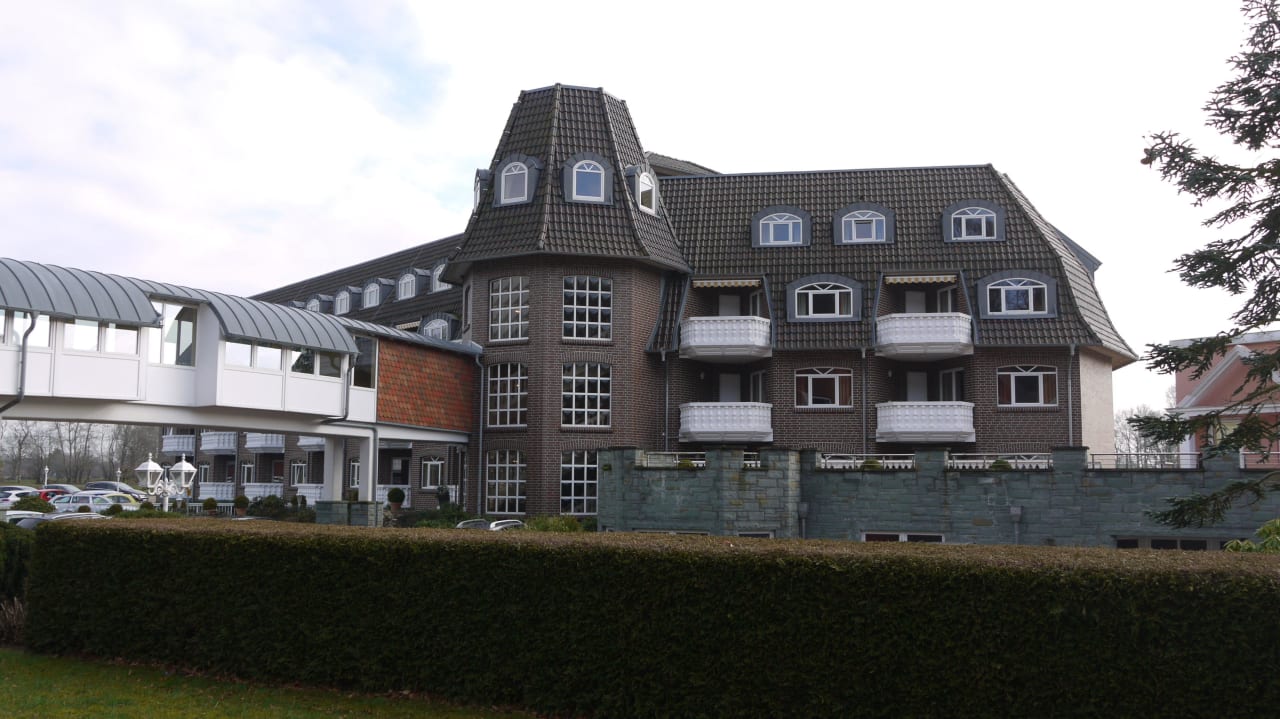 Das Haupthaus mit Übergang zum Nebengebäude Upstalsboom Varel-Dangast