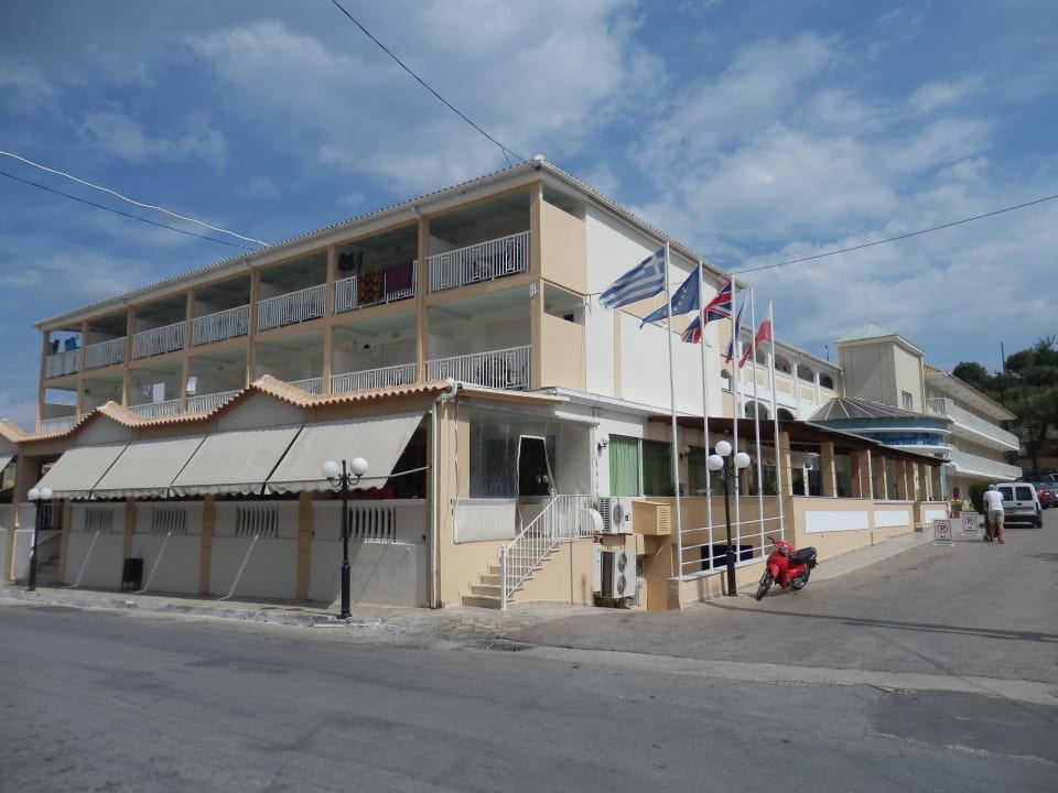 Hotel widziany od ulicy Hotel Tsilivi Admiral