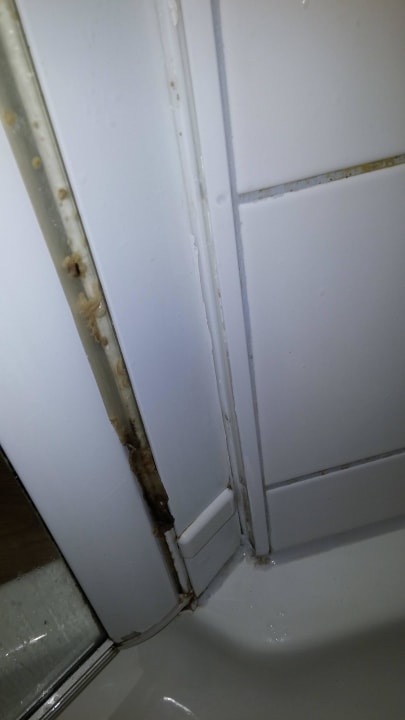 Dusche innen ibis Wien City