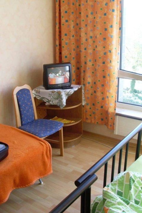 Fernseher, "Doppelbett" und Zustellbett Hotel Am Theater
