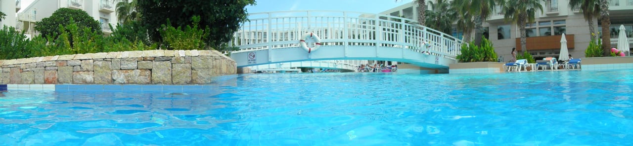 Pool  La Blanche Resort & Spa