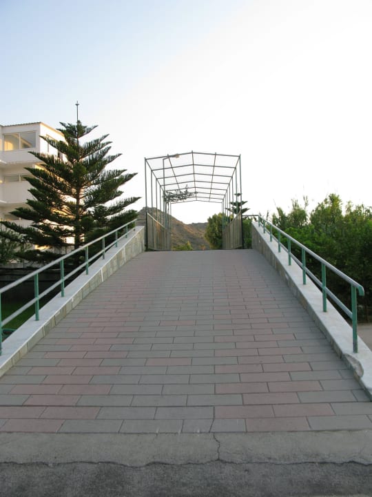 Brücke zum dritten Gebäude Orion Hotel