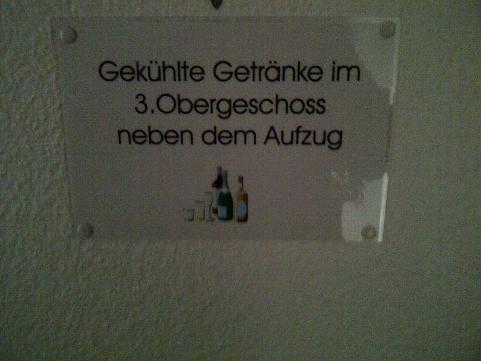 Wegweiser zur Mininbar Hotel Drei Könige