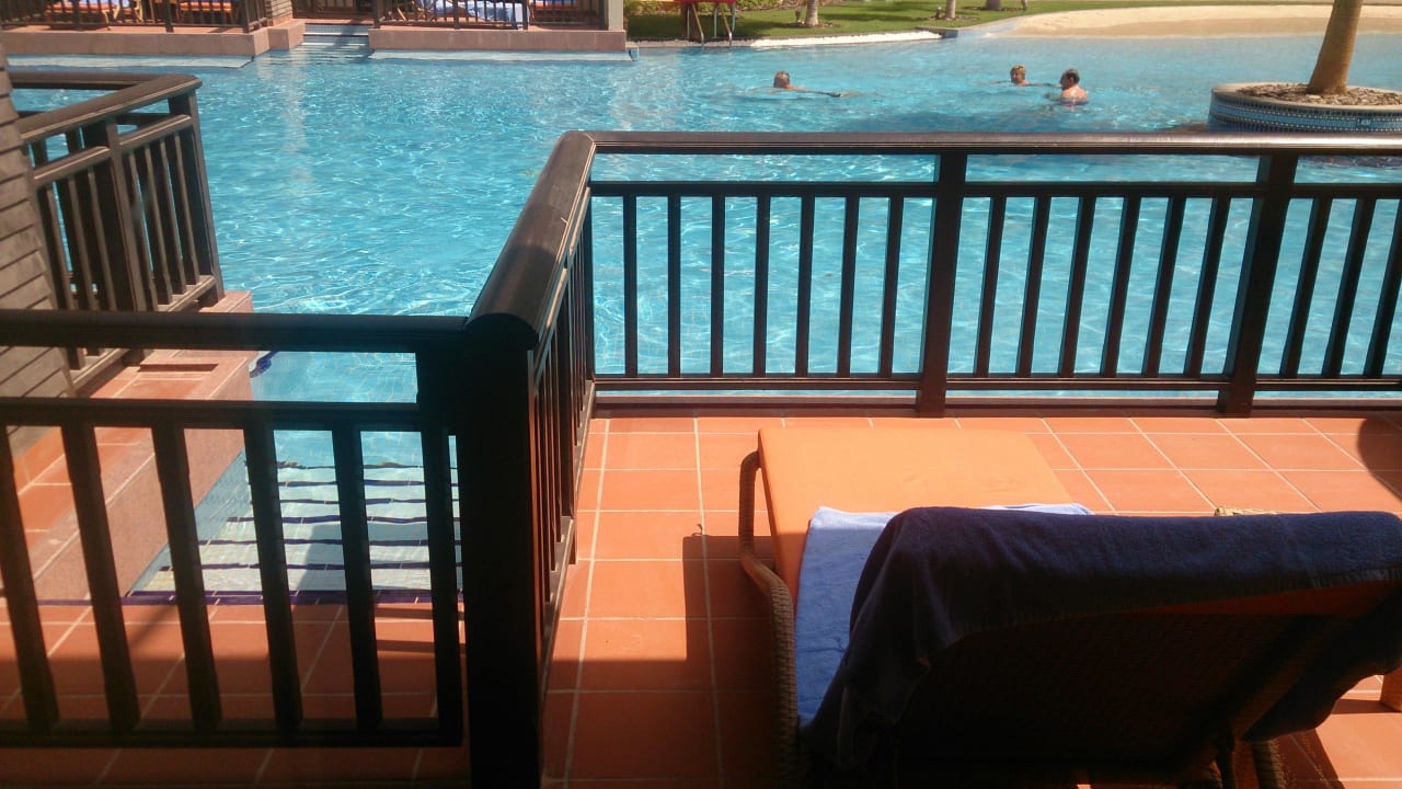 Blick von unserer Terrasse auf den Lagunenpool Anantara The Palm Dubai Resort