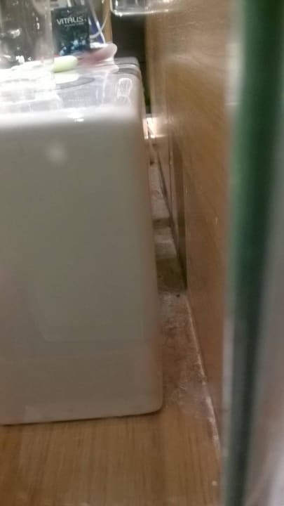 Starker Schmutzbefall im Bad/Waschbecken nhow Roma