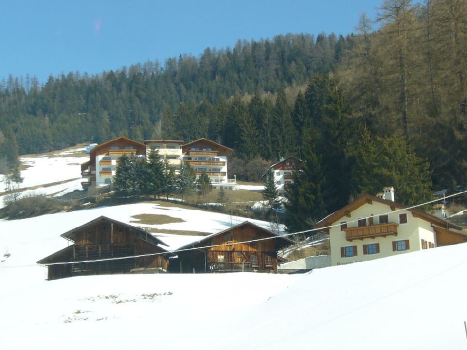 Blick von der Straße auf das Hotel Hotel Plunger