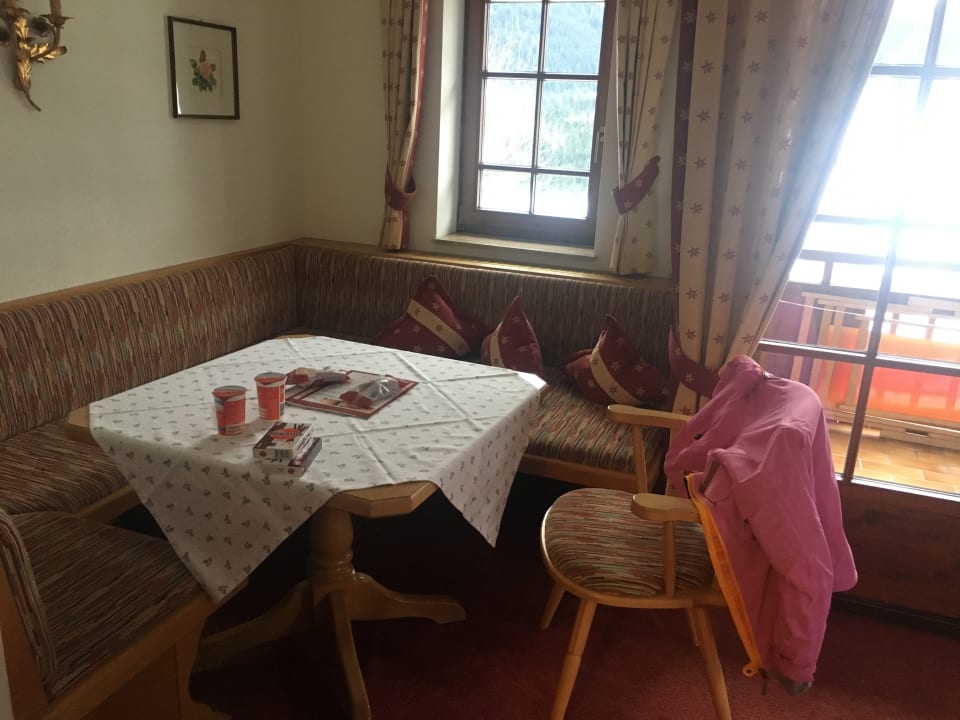 Essecke im 4 Personen-Appartement/Ferienwohnung "Mittagsspit Hotel Alte Krone