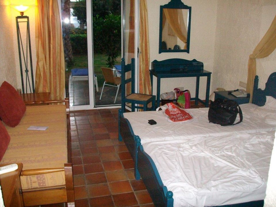 Bett Alexander Beach Hotel & Village Resort