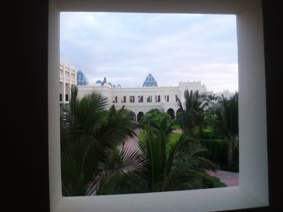 Blick vom Flurfenster auf das Hauptgebäude Hotel Riu Karamboa