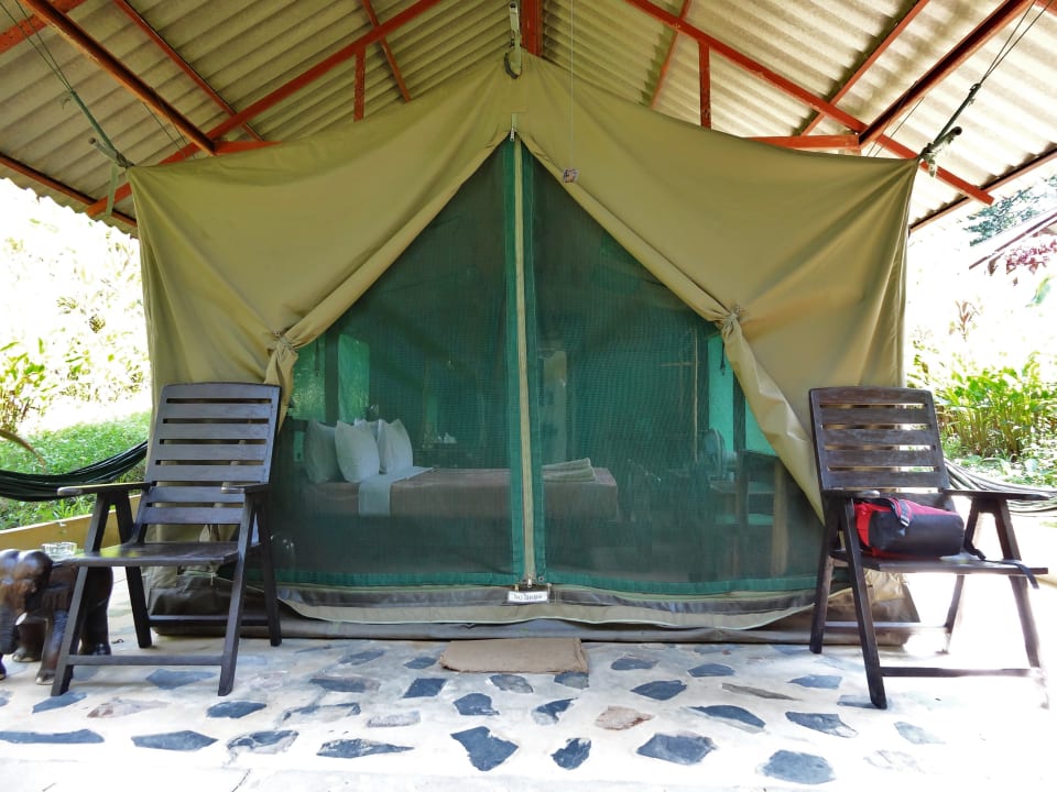 Eingang zum überdachten Zelt Elephant Hills