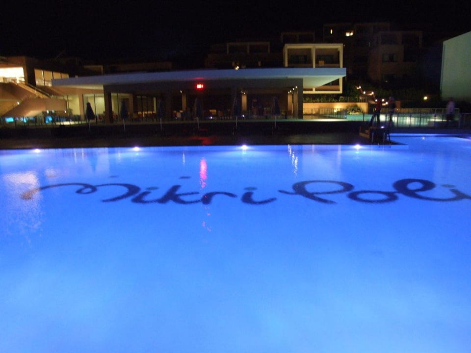 Basen nocą Atlantica Mikri Poli Kos