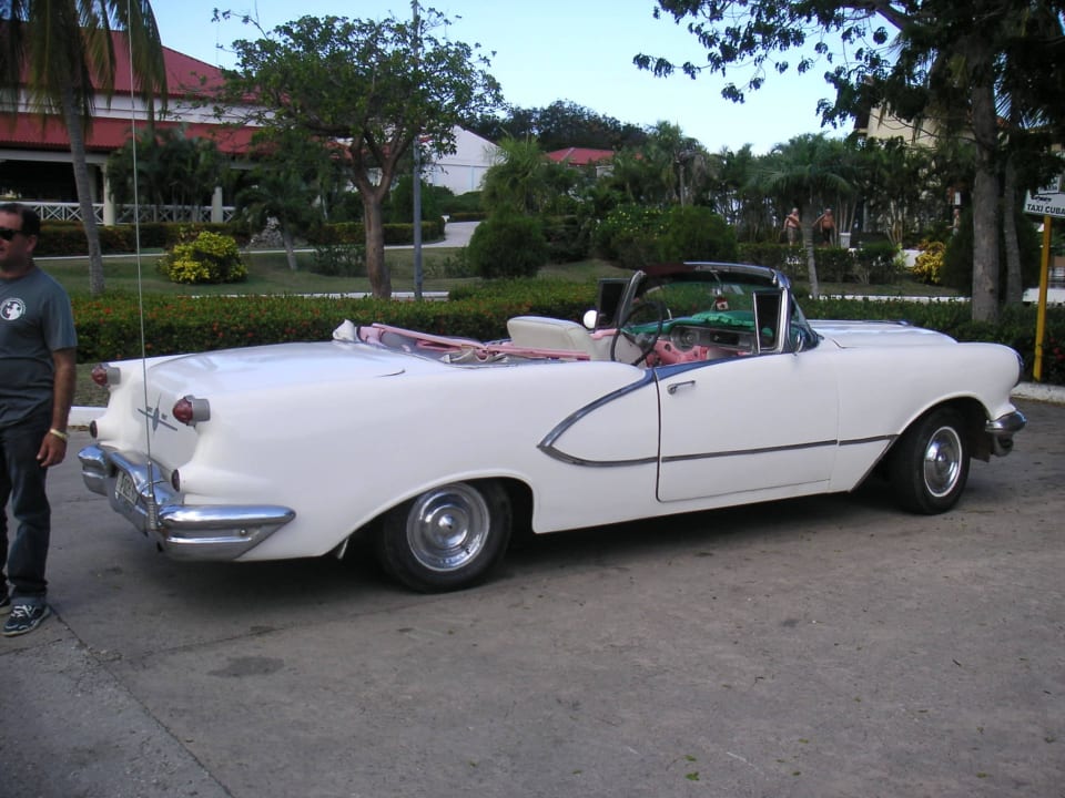 Oldtimer vorm Hotel Sol Rio De Luna y Mares