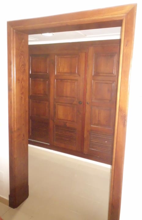 Blick in den Ankleidebereich und Schrank Playabachata Hotel
