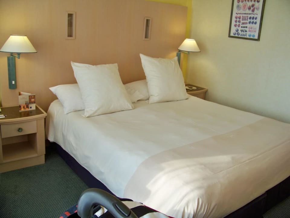 Das Bett, links ist noch eine kleine Sitzecke Novotel Cannes Montfleury