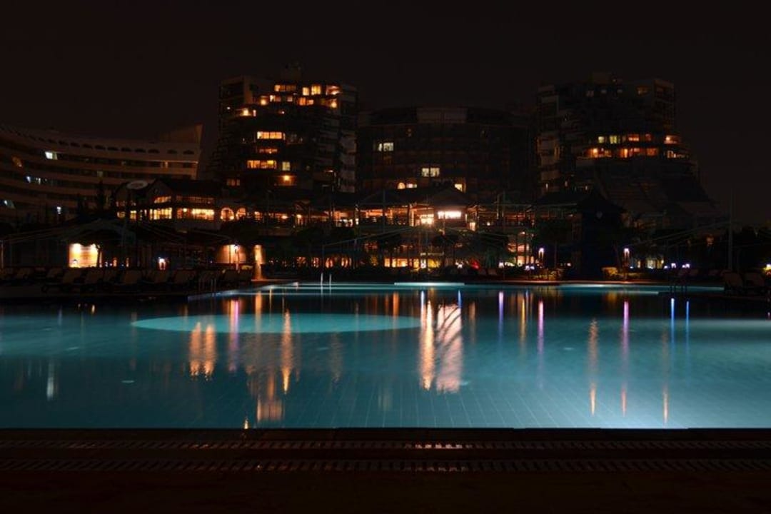 Einer von vielen Poolanlagen & Hotel im Hintergund  Limak Lara Deluxe Hotel & Resort