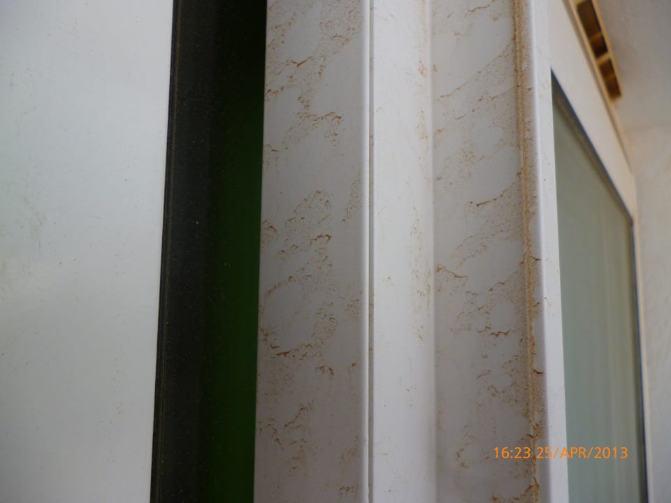 Balkontür nach Reinigung. Hotel El Mouradi Djerba Menzel