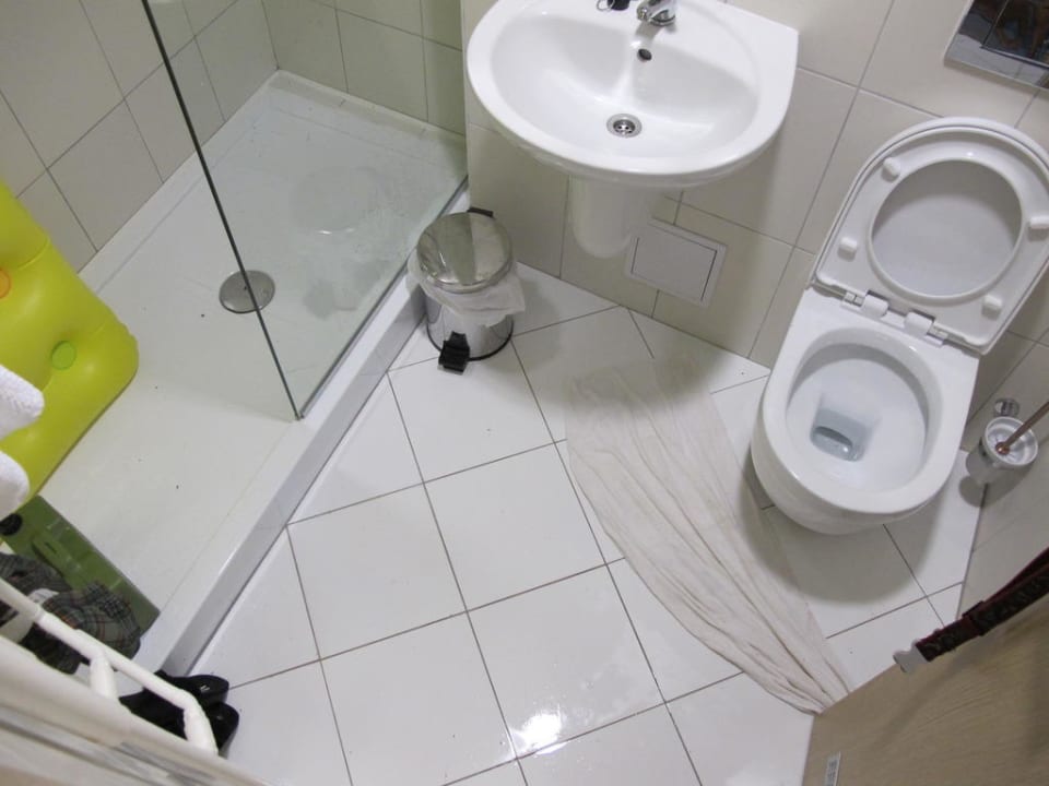 Bad hatte keinen Abfluss so hatten wir immer ne Überschwemmu Magal Maradiso Hotel by Aminess