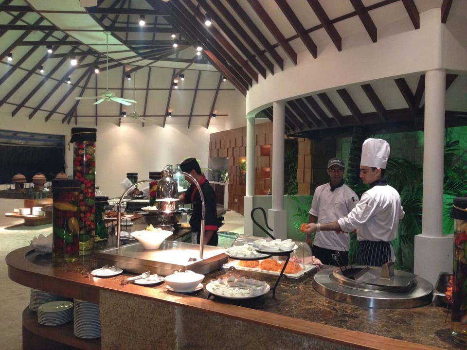 Buffet Restaurant Machchafushi Island Resort & Spa Maldives, The Centara Collection