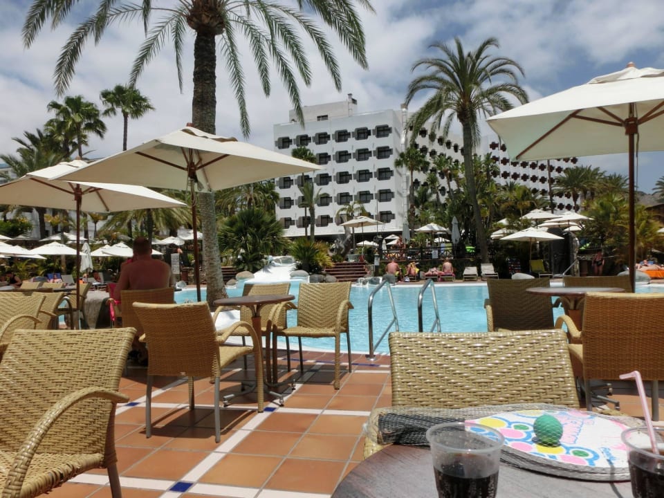Ausblick von der Poolbar auf Pool & Hotel Corallium Beach by Lopesan Hotels - Adults only