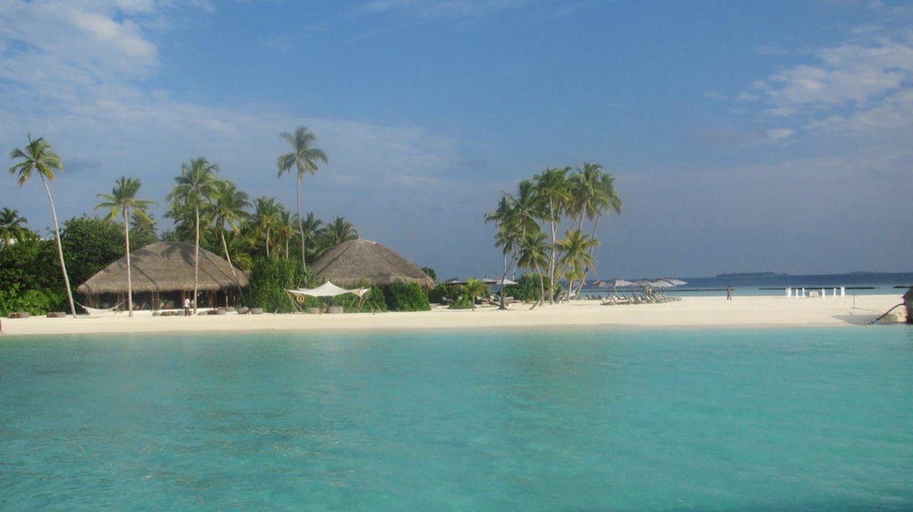 Blick auf Pool/Bar Constance Halaveli Maldives