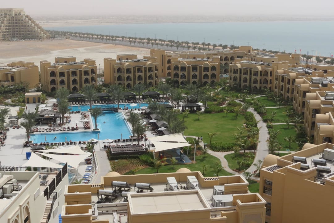 Blick vom neunten Stock auf Pool und Villenanlage DoubleTree by Hilton Resort & Spa Marjan Island