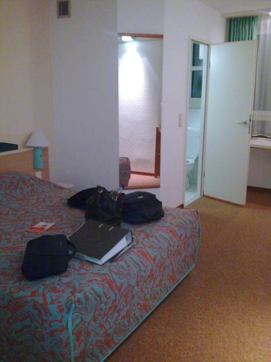 Blick vom Eingang auf Bett und Bad! Ibis Nürnberg Hauptbahnhof