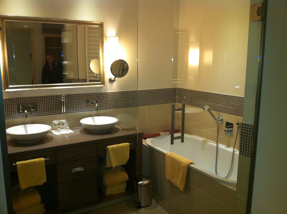 Badezimmer mit Blick auf Wanne Wohlfühlresort Peternhof