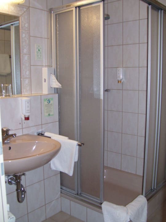 Badezimmer mit Dusche und Waschbecken Hotel Hellers Twenty Four 2 (24h-Check-In)