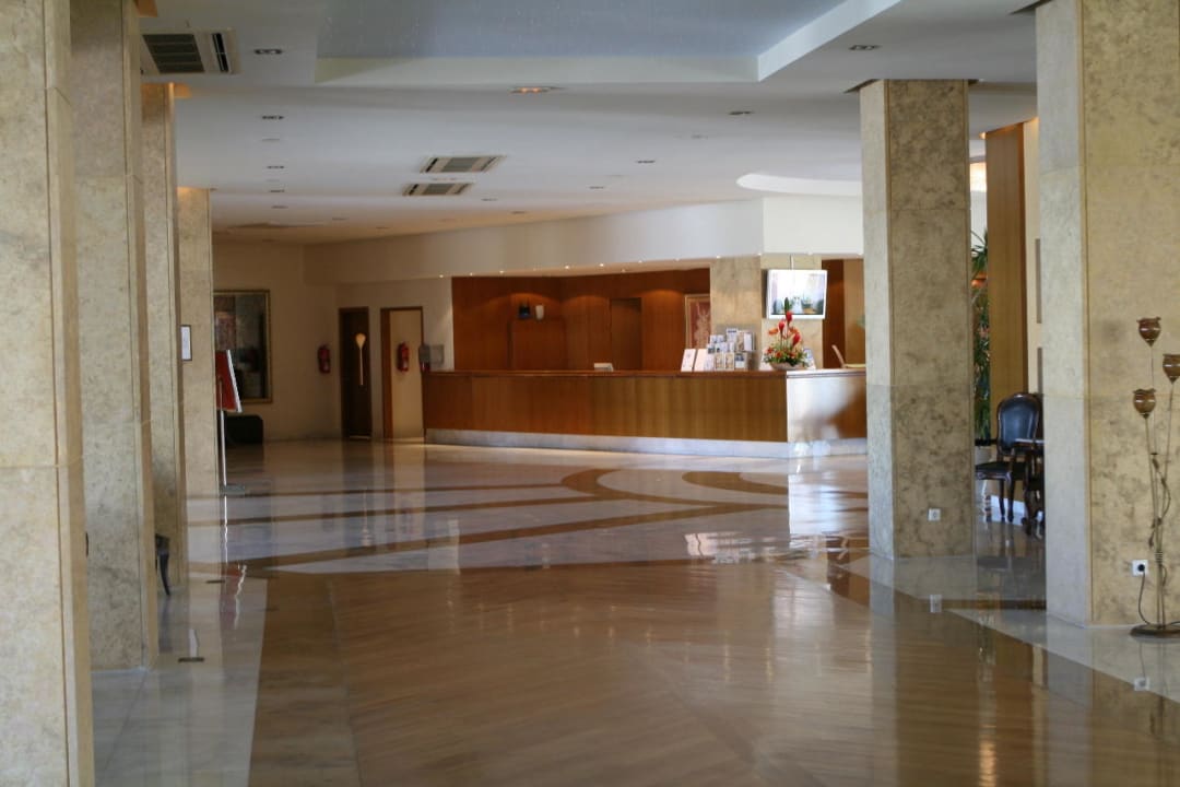Linker Teil der Rezeption Neptune Luxury Resort