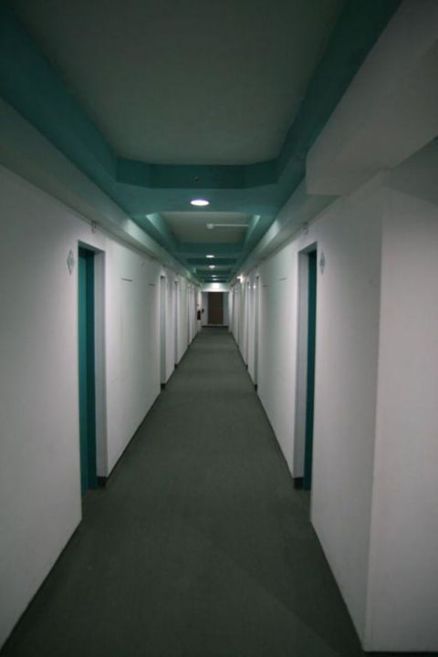 Der lange, trostlose Flur im Haupthaus Golden Club Cabanas