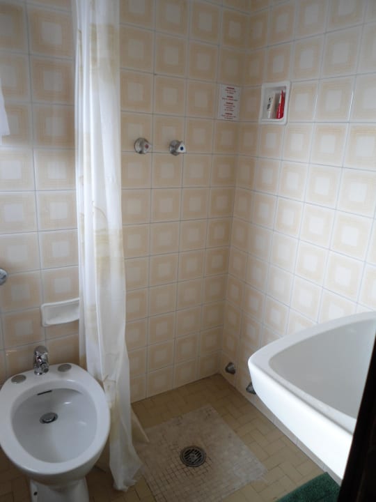 Das neueste am Bad: der Duschvorhang! Daumen hoch! Hotel Pigalle