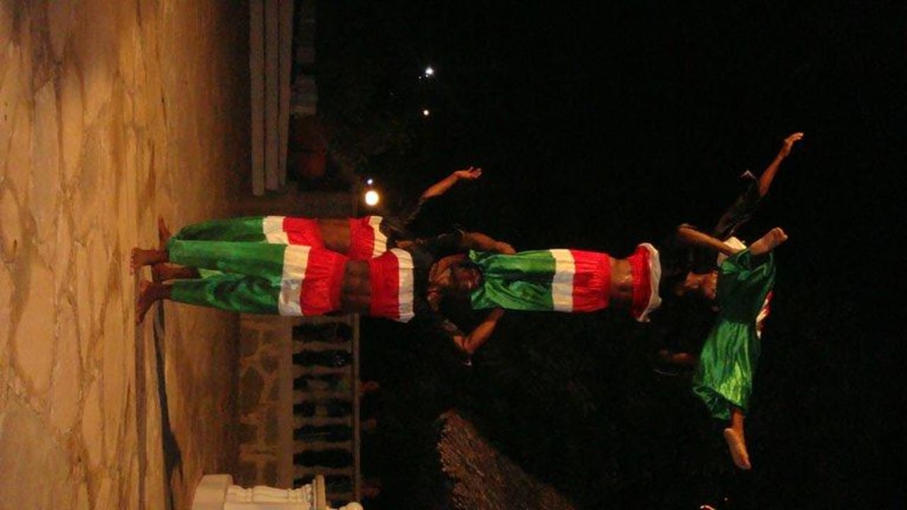 Шоу акробатов Hotel Papillon Lagoon Reef