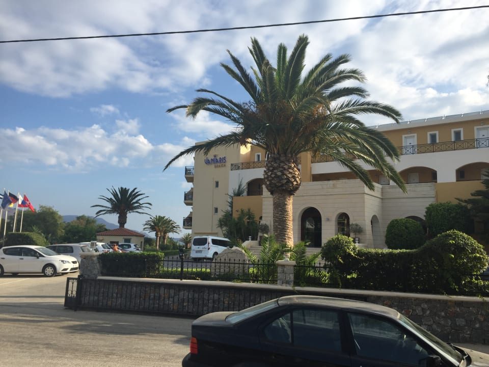 Einfahrt vorm Hotel / Eingang  Vantaris Luxury Beach Resort