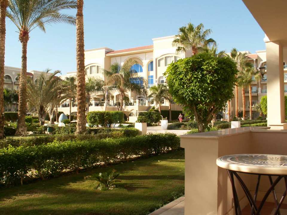 W kierunku budynku głównego hotelu Premier Le Reve Hotel & Spa