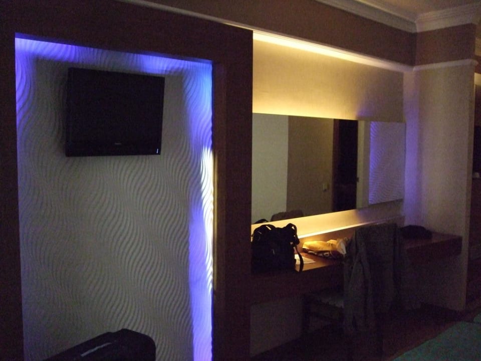 Gegenüber des Bettes Tac Premier Hotel & Spa