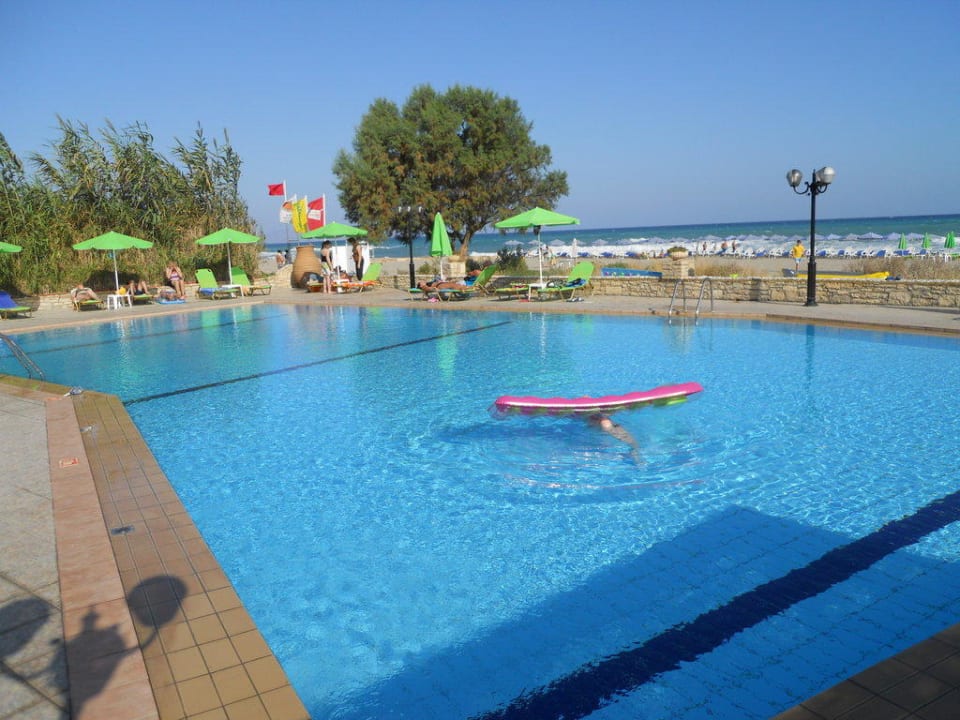 Większy z basenów Golden Beach Rethymnon