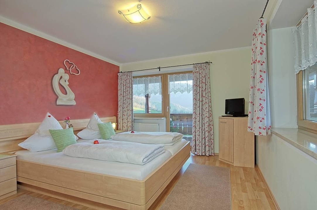 Schlafzimmer in Fewo Bergfeuer Ferienwohnungen Gästehaus Lärcheck