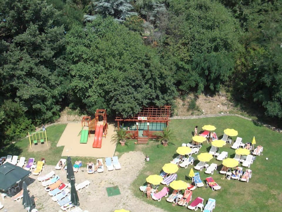 Blick vom Balkon herunter auf Spielplatz u. Wiese Odessos Park Hotel