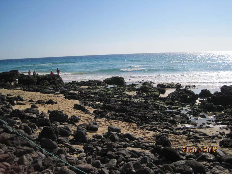 Weg nach links am Strand entlang Iberostar Waves Gaviotas Park