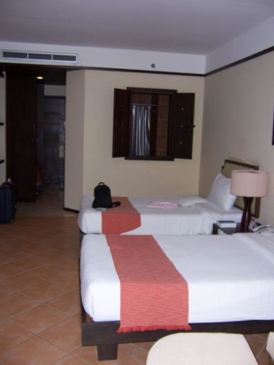 Zimmer mit Fenster zum Badezimmer Aonang Villa Resort