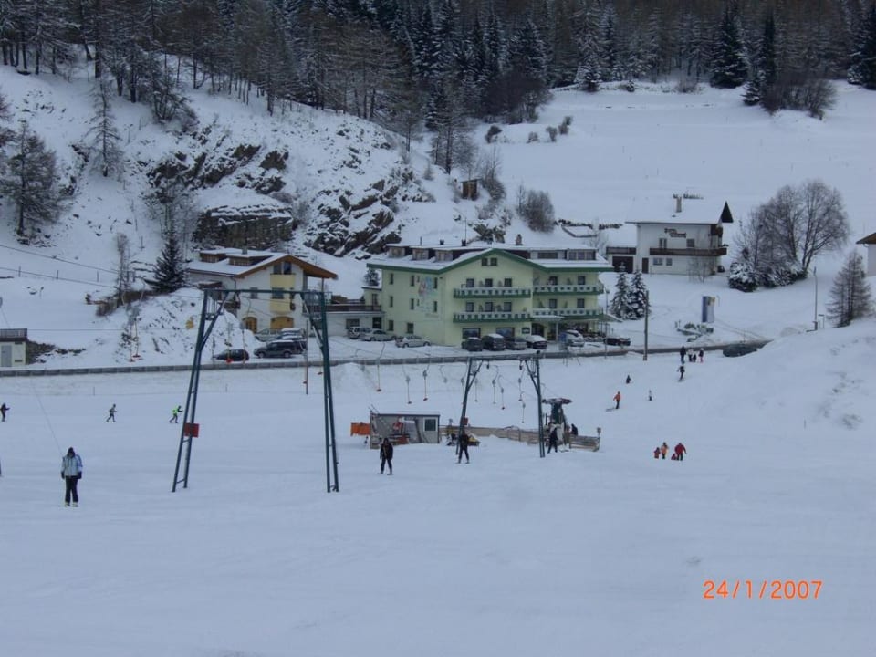 Anfängerskilift vor dem Hotel Hotel Reschnerhof