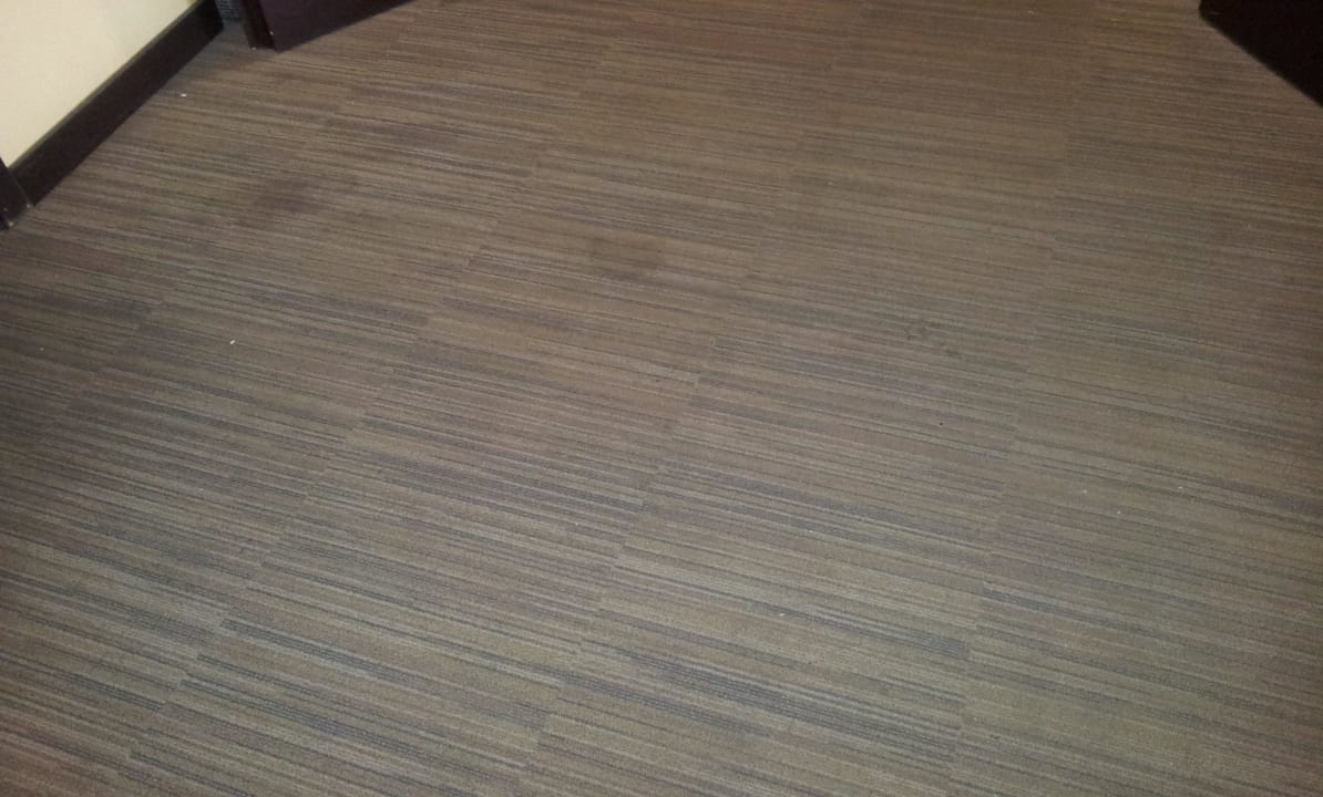 Verdreckte, stinkende Teppiche im Flur Ilunion Islantilla